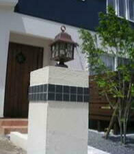 K様邸 門柱の門灯はアクセントになり昼と夜で異なる施工例